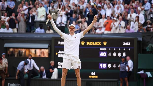 Jannik Sinner crowned himself Wimbledon champion. © APA/afp / HENRY NICHOLLS
