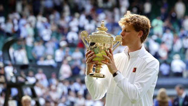 Jannik Sinner with the winner's trophy: The Sexten native has won Wimbledon. © ANSA / TOLGA AKMEN