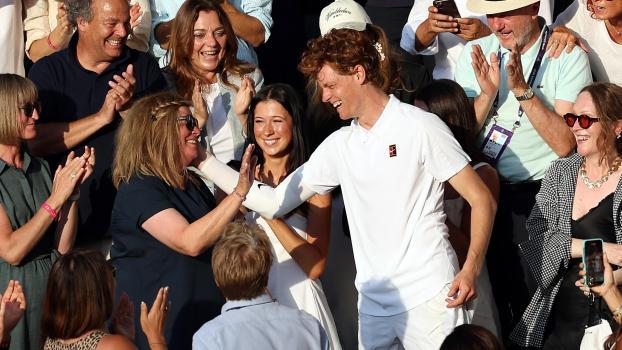 Mit der Mama: Diese Sinner-Szene verzückt die Tenniswelt - Tennis |  SportNews.bz