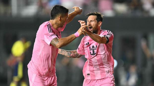 Luis Suárez and Lionel Messi celebrate a goal for Inter Miami. © APA/afp / CHANDAN KHANNA