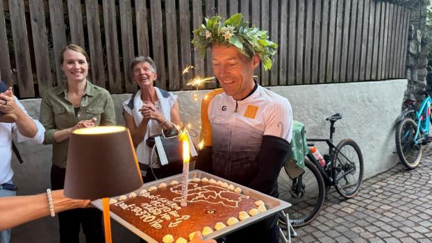 After his brilliant performance, Alexander Rabensteiner received a welcome cake at home.