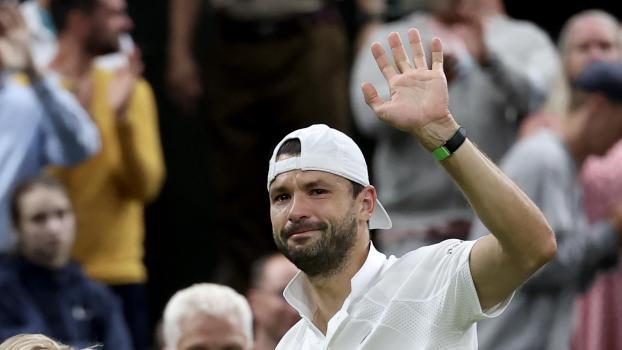 This is how Grigor Dimitrov said goodbye after his injury at Wimbledon. © ANSA / NEIL HALL