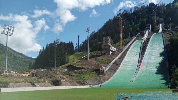 Le nouveau tremplin de saut à ski de Predazzo a déjà causé de nombreuses blessures graves.