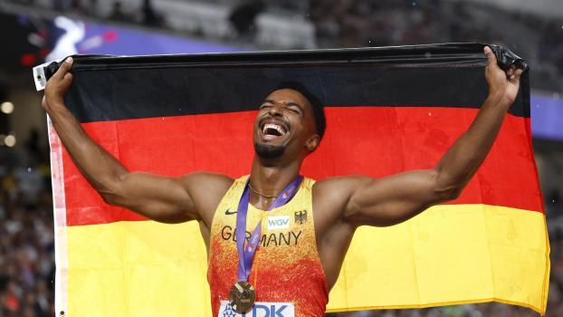 Leo Neugebauer is beaming from ear to ear. © ANSA / FRANCK ROBICHON