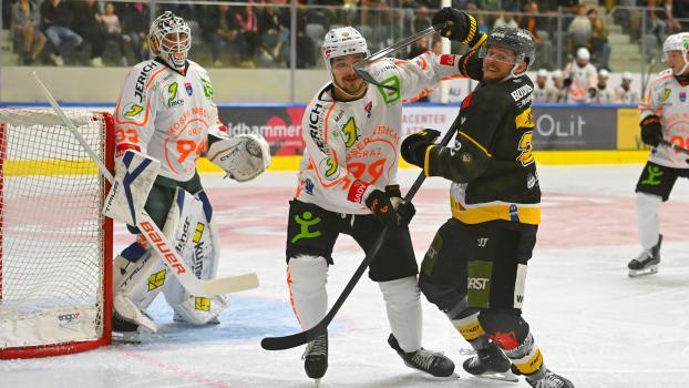 Pustertal's Matthias Mantinger (right) fought tooth and nail. © HC Pustertal / Iwan Foppa