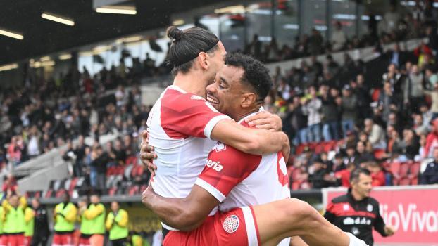 Raphael Odogwu (à droite) est enlacé par son partenaire d'attaque Silvio Merkaj. © Toutes les photos : DLife/Luca Ognibene