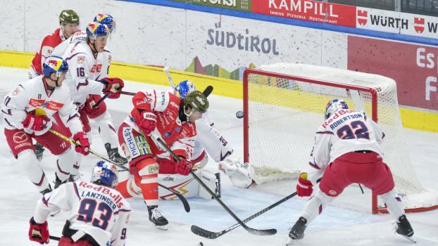 There was a flurry of activity in front of both gates: Bolzano (in red) ultimately had to admit defeat to Salzburg. © All photos: Vanna Antonello