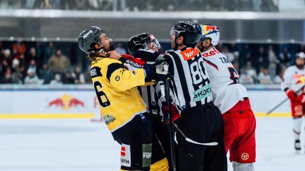 Austin Osmanski (left) didn't shy away from any duel. © EC Red Bull Salzburg / Manuel Mackinger - EC Red Bull Salzburg