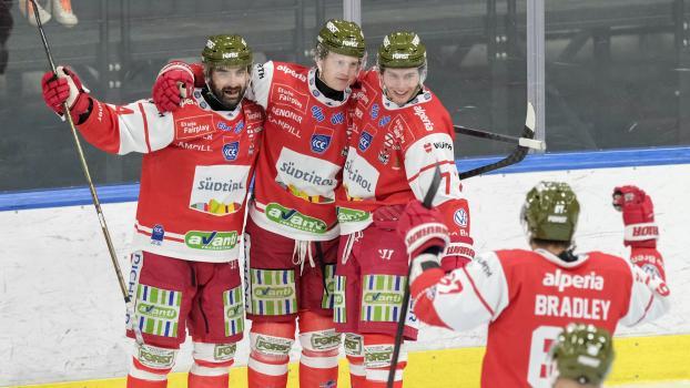 Brett Pollock (center) led Bolzano's scoring trio. © Vanna Antonello
