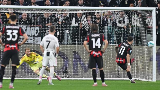 Christian Pulisic (numéro 11) tire le penalty au-dessus de la barre. © ANSA / Alessandro Di Marco