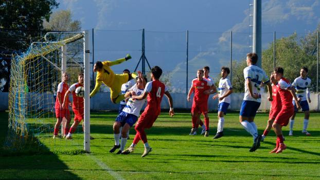 The corner kick taken by Manuel Mariz (Montan) goes in for the 1-0, but Kastelbell goalkeeper Mike Weisshorn is sent off for no good. M. Dorn