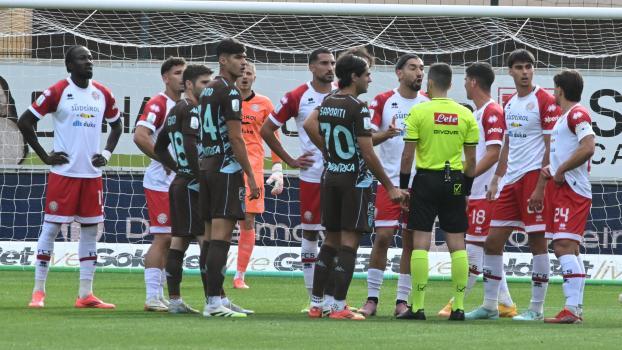 Les protestations furent vaines : Raphael Kofler (2e à partir de la droite) a dû quitter le terrain prématurément contre Empoli.