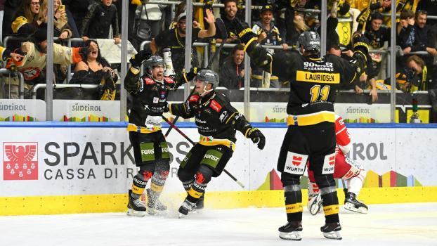 Les cracks de Pustertal célèbrent leur victoire au derby. © Photos : HC Pustertal/I. Foppa