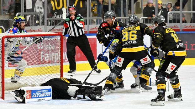 The Wolves (in black and yellow) secured the lead in the standings. © I. Foppa / HC Pustertal