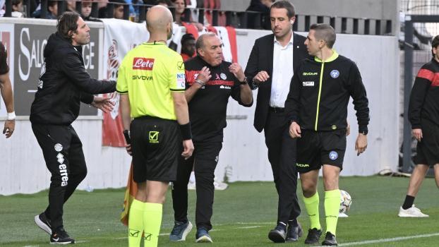 L'entraîneur du FCS, Fabrizio Castori (au centre), a dû être maîtrisé après avoir été expulsé par l'entraîneur adjoint Riccardo Bocchini (à gauche) et le manager de l'équipe Emiliano Bortoluzza. © Luca Ognibeni