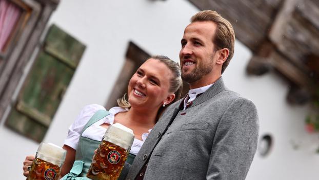 Harry Kane avec sa femme à l'Oktoberfest. © ANSA / ANNA SZILAGYI