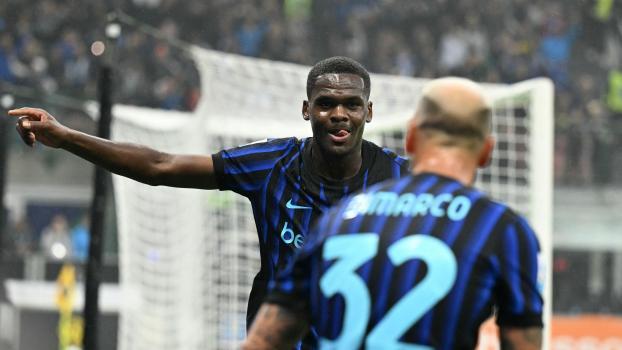 Ange-Yoan Bonny de l'Inter est célébré. © APA/afp / STEFANO RELLANDINI