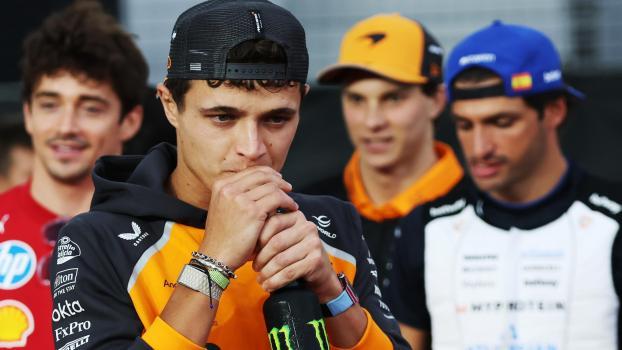 Lando Norris (devant) traque son coéquipier Oscar Piastri (3e à partir de la gauche). © ANSA / FAZRY ISMAIL