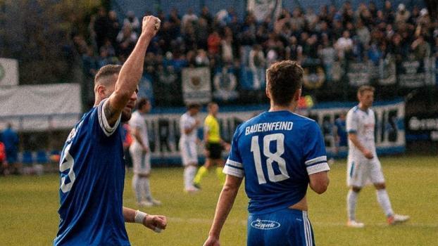 Manuel Brusco (left) clenches his fist: After a pass from Kilian Bauernfeind (right), the striker hit the target. © Patrick Schwienbacher