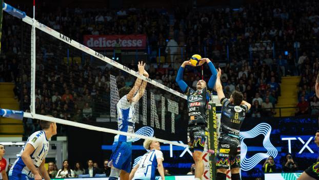 Perugia-Regisseur Simone Giannelli spielt für seinen Teamkameraden Agustin Loser auf.