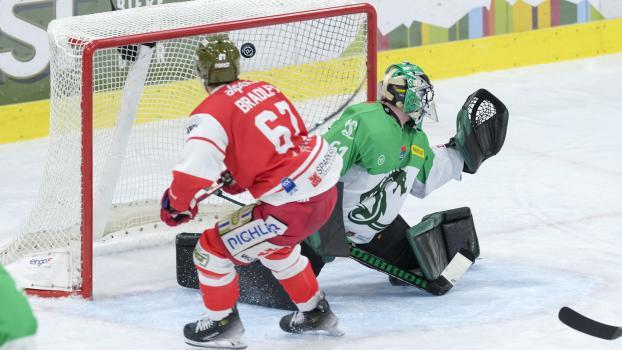 Spectacular and efficient at the same time: The Foxes with goal scorer Matt Bradley. © Vanna Antonello