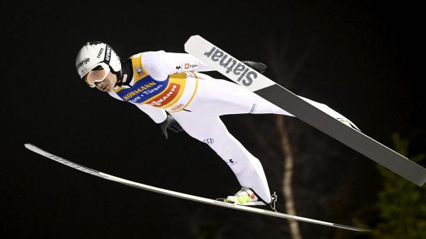 Anze Lanisek gewann den ungewöhnlichen Bewerb in Ruka. © APA/afp / VESA MOILANEN