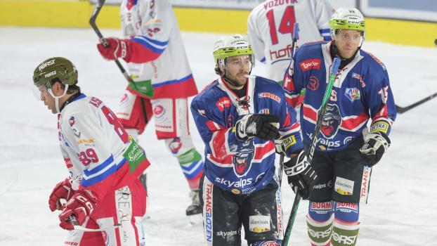 Brett Welchyka (center) scored the fourth goal for Ritten, making it 4-2. © Rittner Buam / Max Pattis