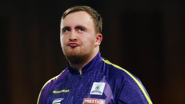 Darts-Weltmeister Luke Littler darf jetzt auch Auto fahren. © ANSA / ANDY RAIN