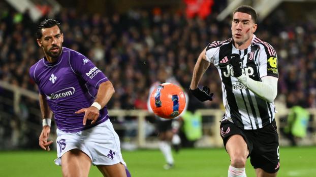 Dusan Vlahovic (à droite, en duel avec Pablo Mari) a essuyé de vives critiques à Florence. © APA/afp / ALBERTO PIZZOLI