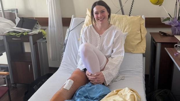 Une skieuse de slalom de haut niveau envoie ses salutations depuis son lit d'hôpital.