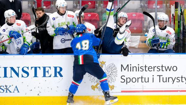 Italian striker Nick Saracino sent an opponent flying headfirst onto the substitutes' bench. © Vanna Antonello