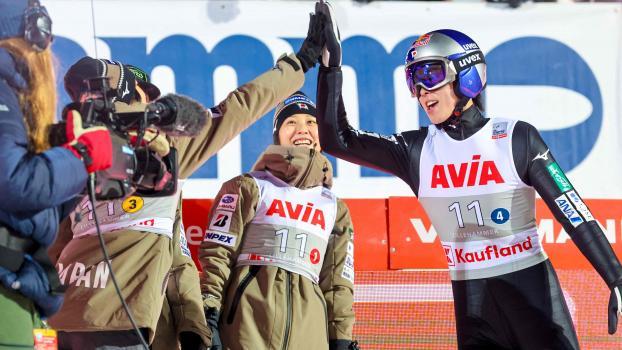 Les stars japonaises du saut à ski célèbrent leur victoire. © APA/afp / GEIR OLSEN