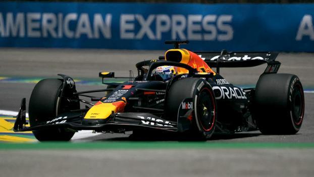 Max Verstappen has had a bumpy start in Brazil. © APA/afp / NELSON ALMEIDA