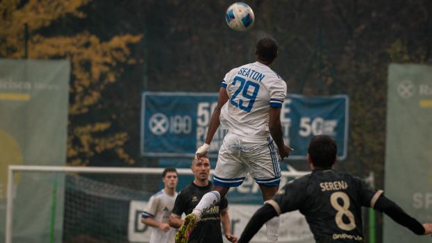 L'attaquant d'Obermais Michael Seaton a été suspendu pour une longue période. © P. Schwienbacher