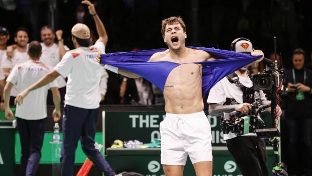 Immenses acclamations de l'Italie et de son héros Flavio Cobolli, qui déchire son maillot. © ANSA / ELISABETTA BARACCHI