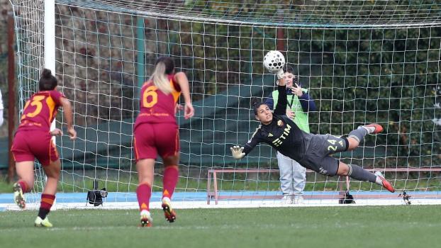 Roma-Torfrau Rachele Baldi hält den Elfmeter von Nadine Nischler.