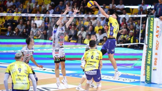 Simone Giannelli (Mitte) bei einem Blockversuch im Spiel gegen Modena.