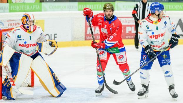 Adam Brady (Mitte) wird sich nicht mehr das rote Grödner Trikot überstreifen. © ©matthaeusKOSTNER_hcGHER_202509 / matthaeus kostner