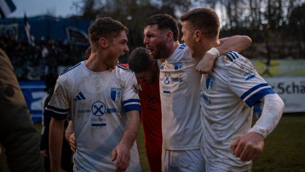 Alex Demetz, Manuel Brusco und Oliver Rohrer fiel nach dem Sieg gegen Cjarlins Muzane ein Stein vom Herzen. © P. Schwienbacher