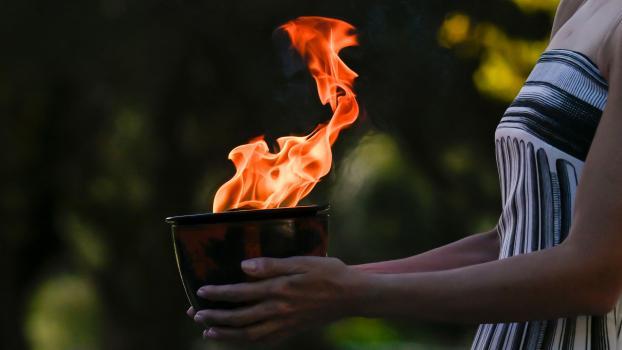 Am Donnerstag erfolgt die Übergab des Olympischen Feuers. © APA/afp / ARIS MESSINIS