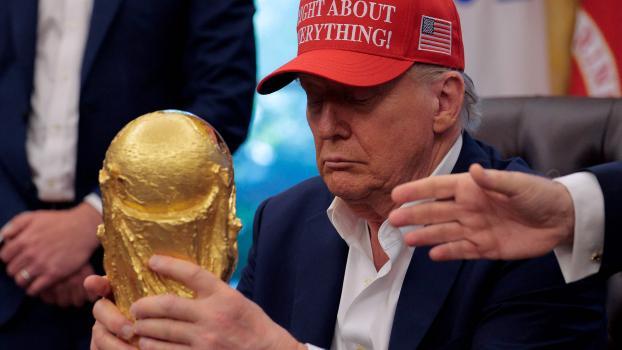 Bereits im August war die FIFA mitsamt WM-Trophäe zu Gast im Weißen Haus. © APA / CHIP SOMODEVILLA