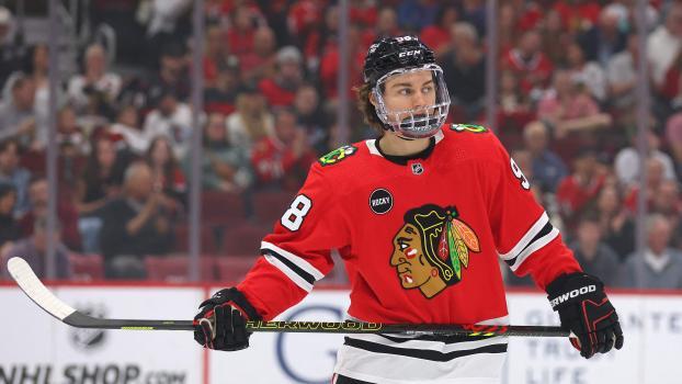 Connor Bedard fällt für unbestimmte Zeit aus. © APA / MICHAEL REAVES