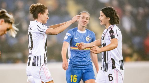 Cristiana Girelli und Eva Schatzer jubeln gegen St. Pölten. © APA / GEORG HOCHMUTH