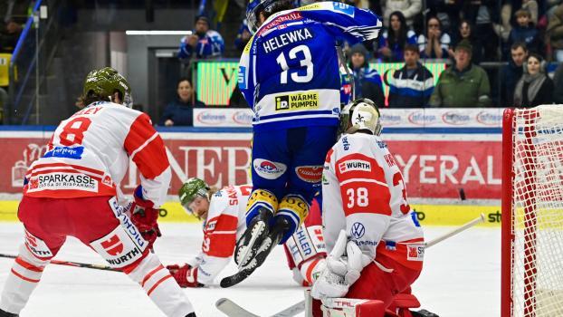 Der Ex-Bozner Adam Helewka (in blau) war einer der auffälligsten Spieler beim Villacher SV. © VSV/STEFAN