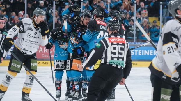 Die Linzer jubeln, beim HCP (links mit Austin Osmanski) gibt es bedröppelte Minen. © BWL