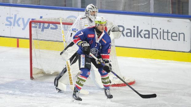 Diego Cuglietta will mit den Rittner Buam einen Sieg gegen den HC Meran um Andreas Bernard. © Max Pattis