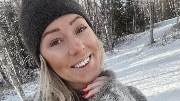 Former ski racer overjoyed with her new baby. © Instagram
