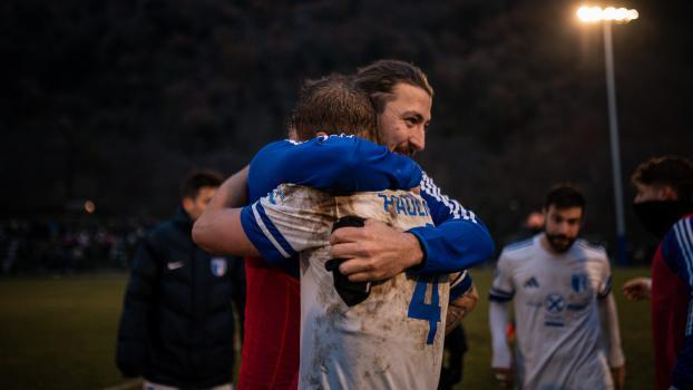 Felix Lintner embraced two-goal scorer Marco Paulmichl after the victory against Cjarlins Muzane. The Vinschgau native is staying, but Lintner is leaving Obermais. © P. Schwienbacher