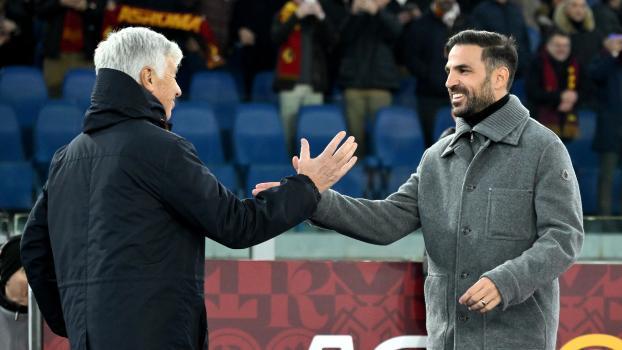 Gian Piero Gasperini (links) schlug mit der Roma Como um dessen Trainer Cesc Fabregas. © ANSA / ETTORE FERRARI