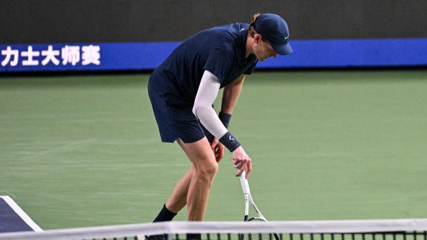 Jannik Sinner musste im Oktober beim Hitze-Turnier in Shanghai aufgeben. © APA/afp / HECTOR RETAMAL